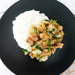 ข้าวราดหมูผัดพริกไทยดำ
