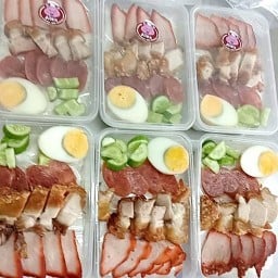ข้าวหมูแดง ข้าวหมูกรอบ ข้าวมันไก่ alex ถนนเจิญนคร 625 ตรงข้ามวัดสุวรรณ อยู่ริมถนน  (ใกล้เซเว่น ซอยเจริญนคร 9)