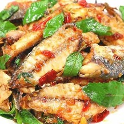 กระเพราปลาทูแกะ ราดข้าว (ปลา 2ตัว)