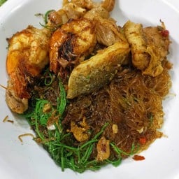 ผัดวุ้นเส้นชะอมรวมมิตร
