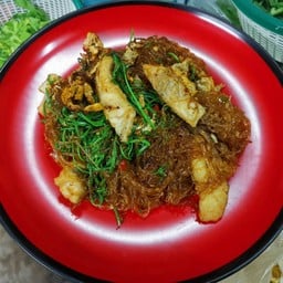 ผัดวุ้นเส้นชะอมปลากะพง