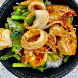 ผัดพริกแกงทะเล ราดข้าว