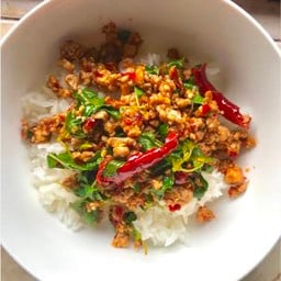 [อร่อยซ่ากับโค้ก] ข้าวกระเพรา(หมูสับ)คั่วพริกแห้ง +  โค้ก ออริจินัล (ขวด)