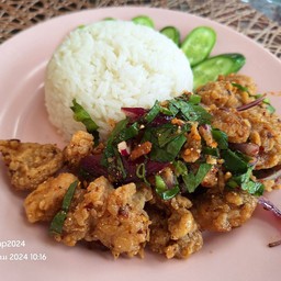 ข้าวราดยำไก่แซ่บ