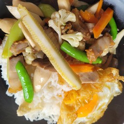 ข้าวราดผัดผักรวมหมูกรอบ