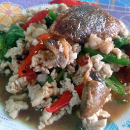 ข้าวราดกระเพราไก่ไข่เยี่ยวม้า