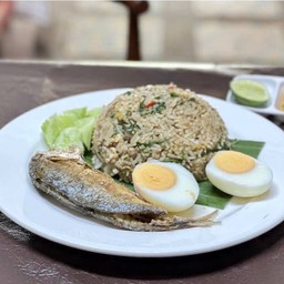 ข้าวผัดกะปิปลาทู ชะอม+ ไข่ต้ม