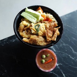 ข้าวหน้าไข่เจียวชะอม (ไข่ 2 ฟอง)