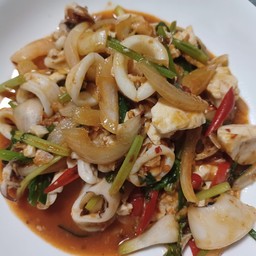 ปลาหมึกผัดไข่เค็ม