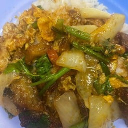 ผัดผงกะหรี่หมูกรอบ