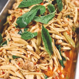 ผัดกะเพราไก่หน่อไม้ต้ม