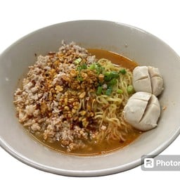 เตี๋ยวต้มยำ หมุรวน ลูกชิ้นจัมโบ้