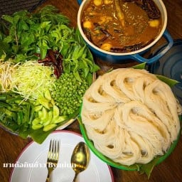 ขนมจีนน้ำยากระทิปลาร้าชุดใหญ่