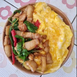 กระเพราหมูสามชั้น+ไข่ข้น