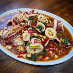 กระเพราปลาหมึกกับข้าว