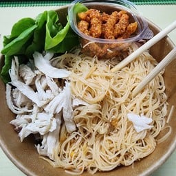 เส้นหมี่ไก่ฉีก+หมูกระจก