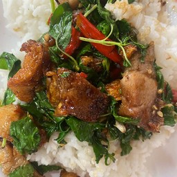 กะเพราหมูกรอบราดข้าว