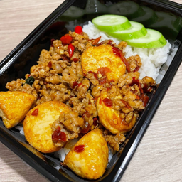 กะเพราหมู+เต้าหู้ไข่ ราดข้าว