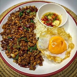 กระเพราพริกแห้งหมูสับโบราณไข่ดาวราดข้าวพิเศษสุดๆ