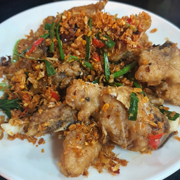 เนื้อปลาทอดกระเทียมเผ็ด