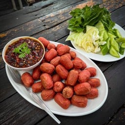 ลูกชิ้นแดงแหลมทองทอด