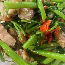 ผักบุ้งหมูกรอบ