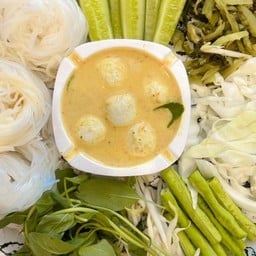 ชุดชนมจีนผักสดน้ำยากะทิลูกชิ้นล้วน