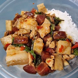 ข้าวกะเพรายกทัพ (หมูสับ หมูสามชั้น หมูยอ กุนเชียง)