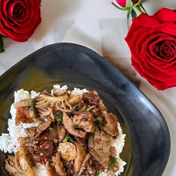 ข้าวกระเพราเนื้อรวมมิตร