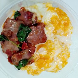 ข้าวไข่ขยี้กะเพราเบค่อน