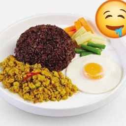 ข้าวไรเบอร์รี่ คั่วกลิ่งไก่คลีน ไข่ดาวน้ำ