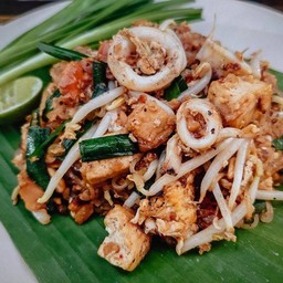 ผัดไท หมึก ห่อใข่