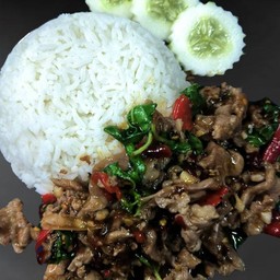 ข้าวกะเพราเนื้อชิ้น