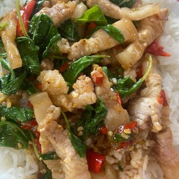 กะเพราหมูสามชั้น