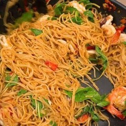 กะเพราขนมจีนไก่สับ