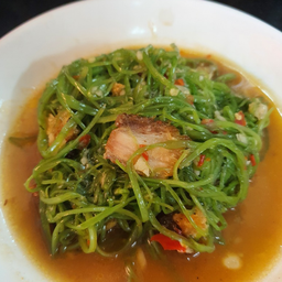 ผัดผักบุ้งฝอย หมูกรอบ