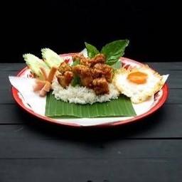 กะเพราหมูกรอบไข่ดาว