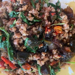 กะเพราหมูสับไข่เยี่ยวม้า