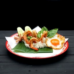 กะเพรากุ้งไข่ดาว