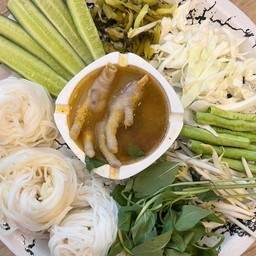 ชุดชนมจีนผักสดน้ำยาป่าขาไก่+ลูกชิ้น