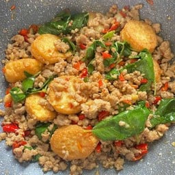 กระเพราเต้าหู้หมูสับ ราดข้าว