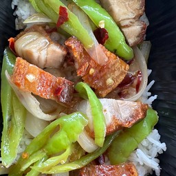 หมูกรอบผัดพริกหยวก