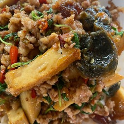 กะเพราหมูสับหมูยอไข่เยี่ยวม้า