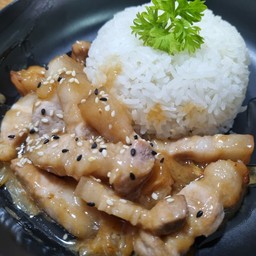 สามชั้นนมสด (กับข้าว)