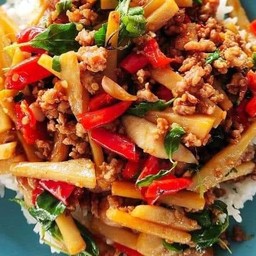 ข้าวราดผัดกระเพราหน่อไม้