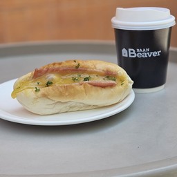 ขนมปังเวียดนามแฮม+เชดด้าชีส อบร้อน