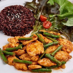 ข้าวไรเบอร์รี่ พริกแกงไก่ถั่วฝักยาว ไข่ต้ม