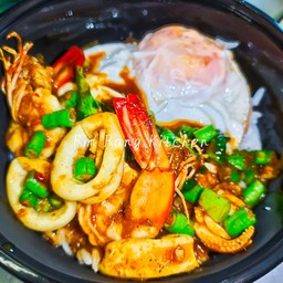 พริกแกงทะเล ราดข้าว