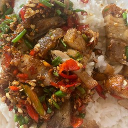 หมูกรอบคั่วพริกเกลือ