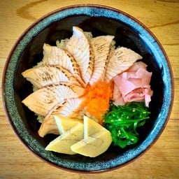 ข้าวหน้าแซลมอนเบิร์น-